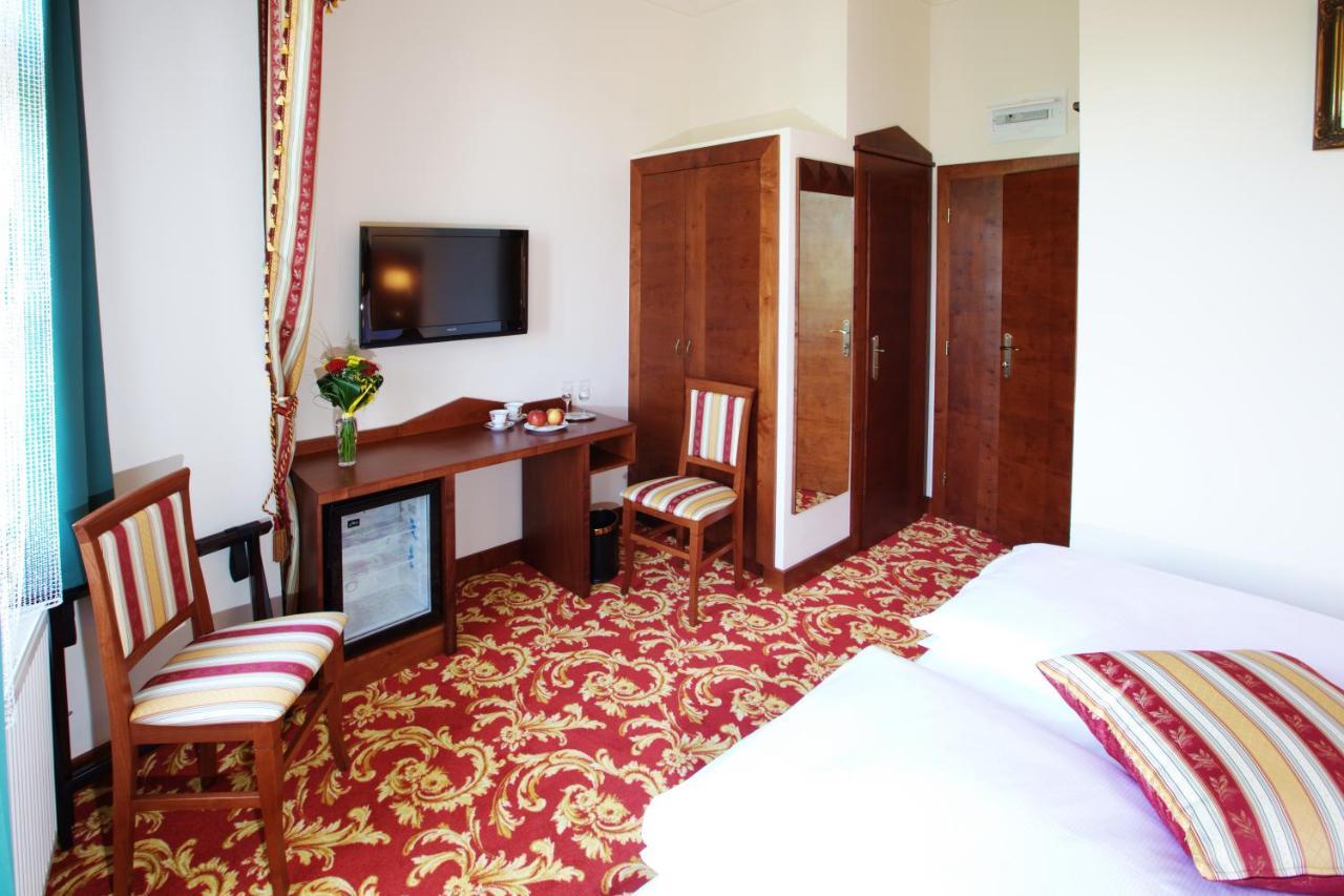 Hotel Fortna Хрудим Экстерьер фото